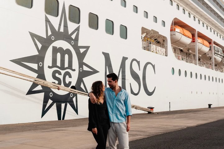 7. Pareja frente a crucero de MSC. Foto - MSC Cruises (Facebook)