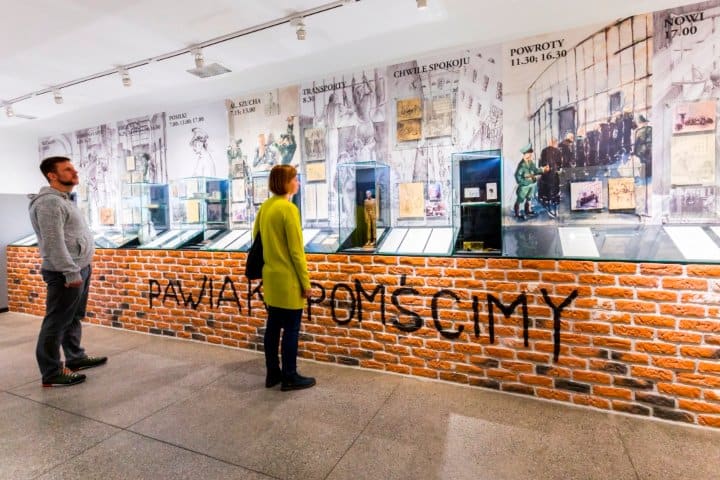 7. Visitantes en el Museo de la Prisión Pawiak. Foto - Go To Warsaw