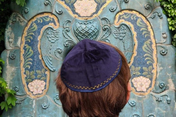 7. Persona judía mirando la tumba de la familia Schmidl en el cementerio de la calle Kozma. Foto - @grofjardanhazy (Instagram)