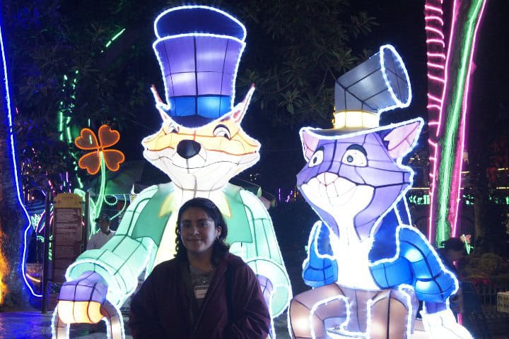 7. Viajera con figuras de Honest John y Gedeón. Foto - Gus Espinosa