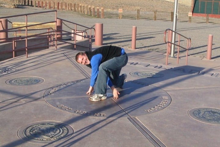 8. Visitante en el Monumento de las Cuatro Esquinas. Foto - Ken Lund (Flickr)
