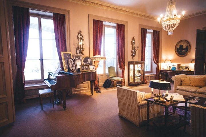 8. Sala de estar de Charles Chaplin. Foto - chaplinsworld