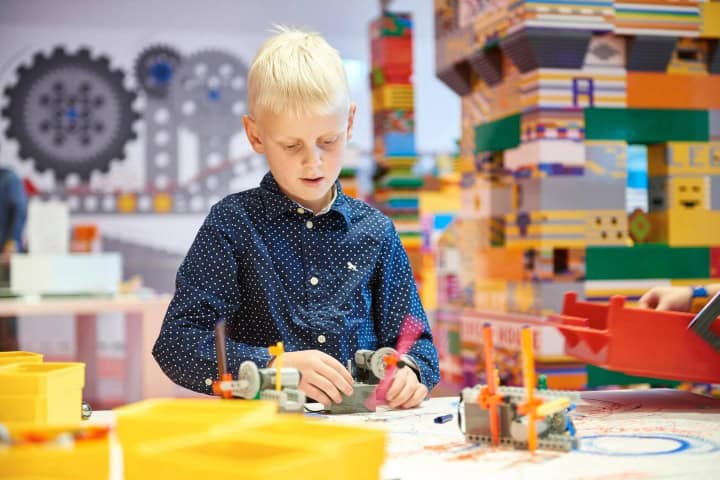 8. Niño en Lego House. Foto - Alamy