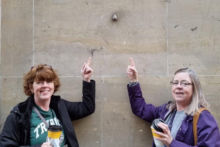 8. Viajeras tras encontrar una Nariz de Soho. Foto - @londoncitybustours (Instagram)