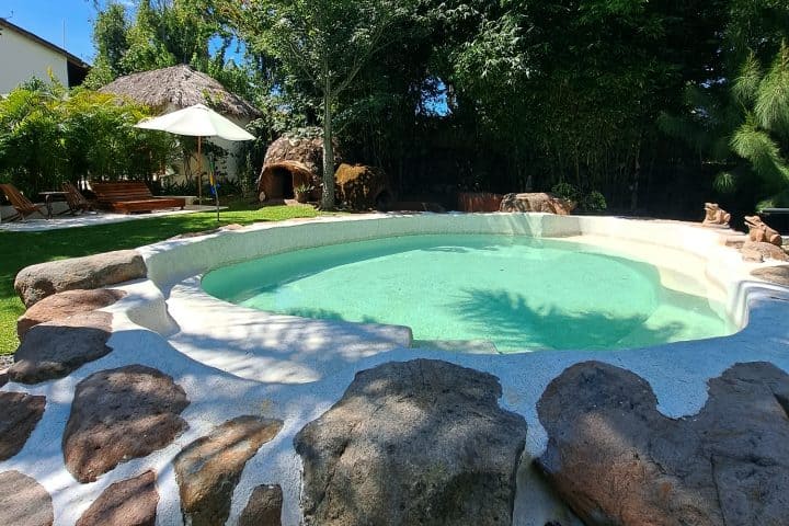 9. Piscina de aguas termales en VitaBella Soul Spa Hotel. Foto - @lavitabellahotelspa (Instagram)