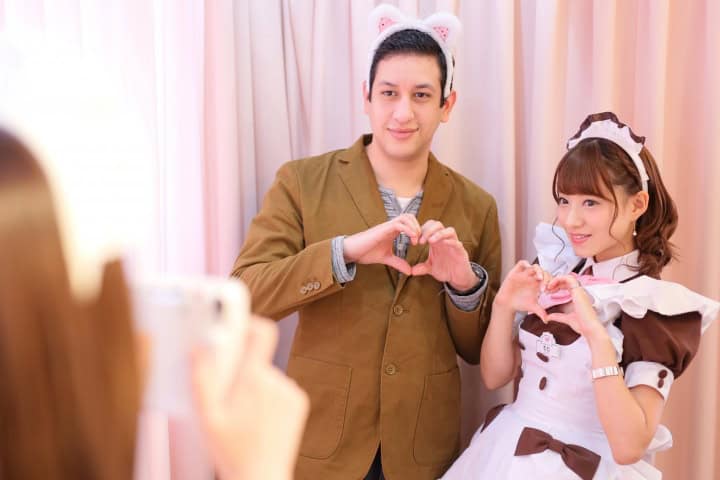 9. Fotografía con maid. Foto - クーリエ・ジャポン (Mensajero Japón)
