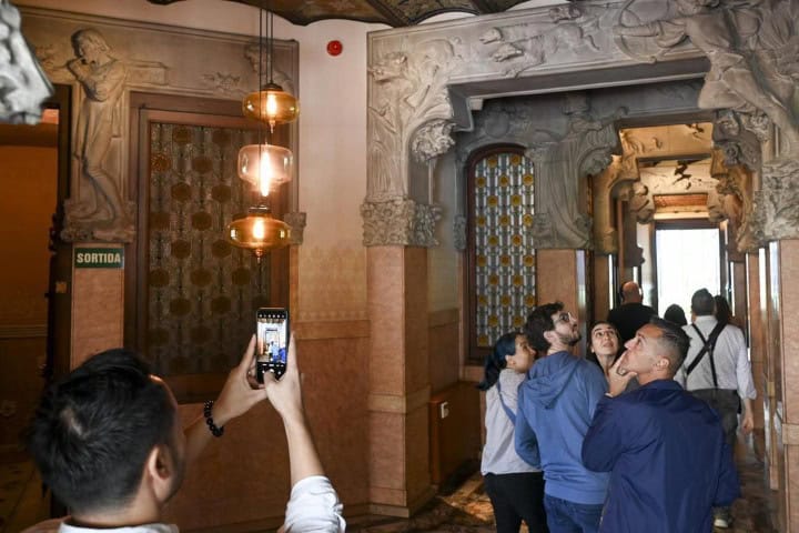 9. Visitantes en la Casa Lléo Morera. Foto - Elperiódico