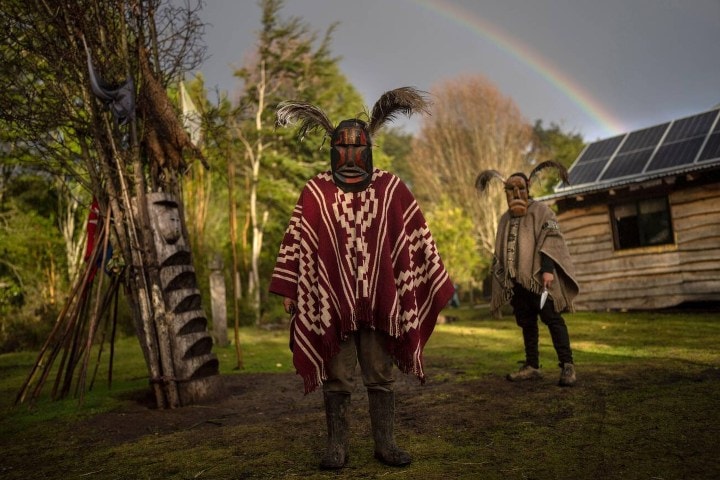 9. Mapuches con máscaras Kollon. Foto - Alamy