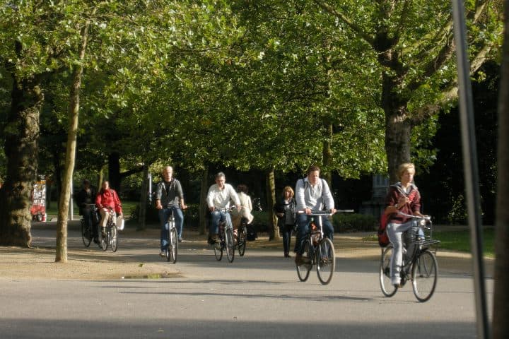 EXTRA. Ciclistas en Vondelpark. Foto - As Easy As Riding A Bike