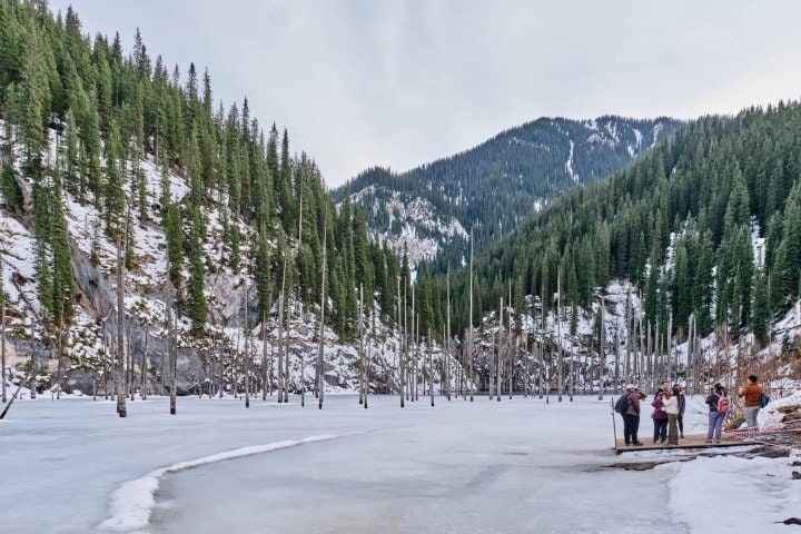 EXTRA. Lago Kaindy congelado. Foto - Alamy