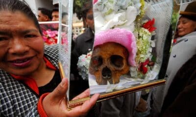 LAS ÑATITAS_ CELEBRANDO A CRANEOS EN LA PAZ, BOLIVIA