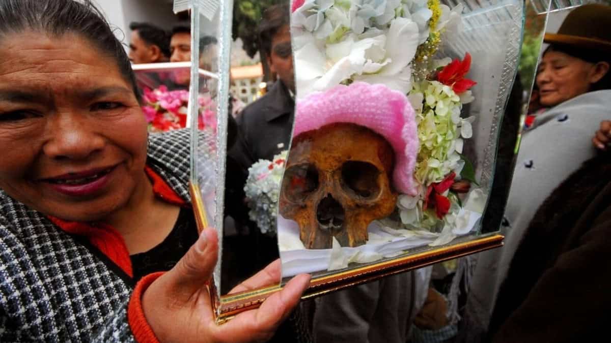 LAS ÑATITAS_ CELEBRANDO A CRANEOS EN LA PAZ, BOLIVIA