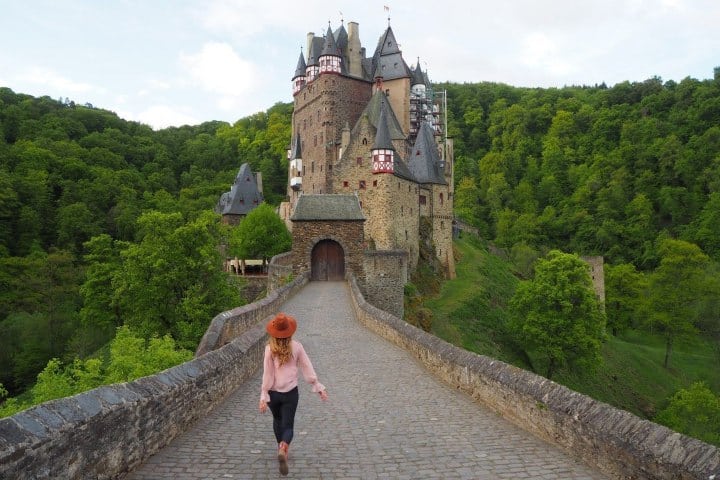 1. Viajera caminando al Castillo de Eltz. Foto - Dos mundos encontrados