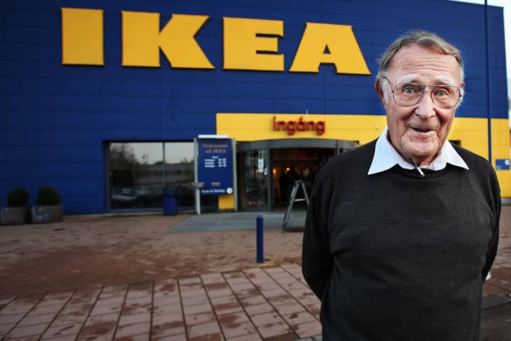 1. Ingvar Kamprad frente a una tienda IKEA. Foto - Iván Fernández Amil (LinkedIn)