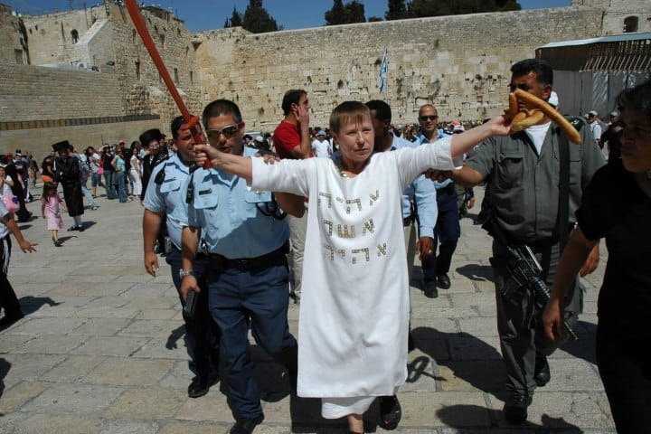 1. Mujer con Síndrome de Jerusalén custodiada por policías. Foto - Alamy