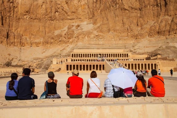 1. Viajeros en el Templo de Hatshepsut. Foto - Alamy