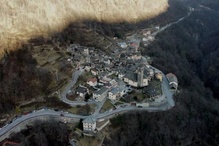 1. Rjukan cubierto por las sombras de las montañas. Foto - Rjukan Arbeiderblad