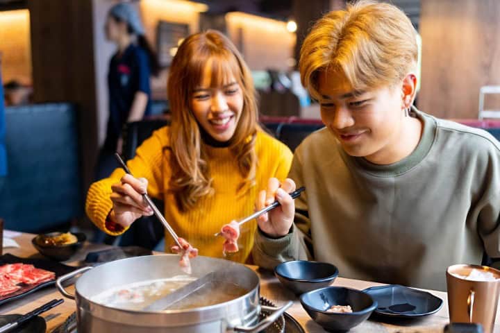 1. Pareja comiendo hot pot. Foto - Getty Images
