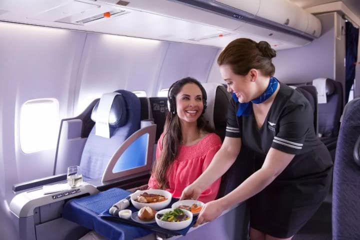 1. Servicio de comida en United. Foto - Live and Let's Fly