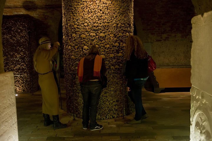 1. Visitantes en el Osario de Brno. Foto - Getty Images