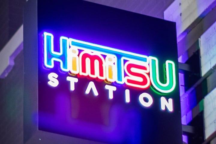 1. Cartel de Himitsu Station. Foto - @himitsustation (Instagram)