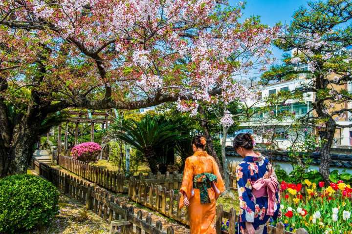 1. Mujeres en el puerto de Nagasaki, Kyushu. Foto - Alamy