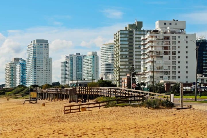 1. Hoteles en Punta del Este. Foto - Alamy