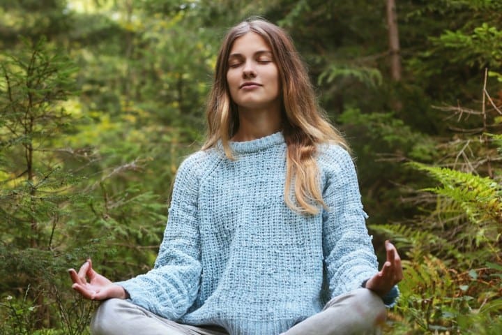 1. Mujer meditando en el bosque. Foto - @homesteadvalle (Instagram)