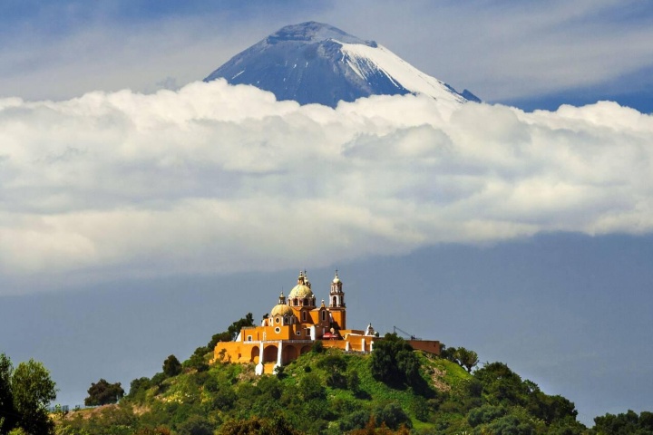 1. Templo de la Virgen de los Remedios en Cholula. Foto - Alamy