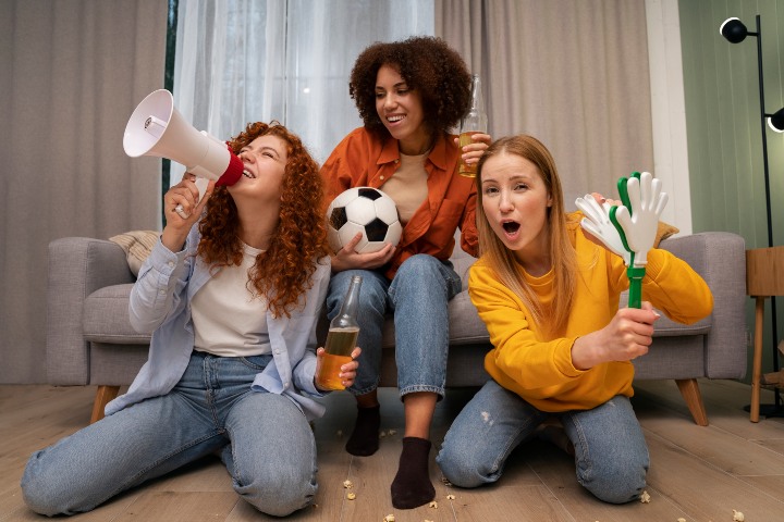 1. Amigas mirando futbol. Foto - Freepik