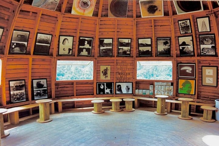 10. Interior de la SPHAERA 2000. Foto - Republik Kugelmugel (Facebook)