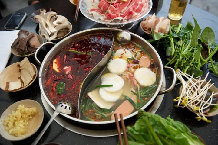 10. Olla doble de hot pot. Foto - Alamy