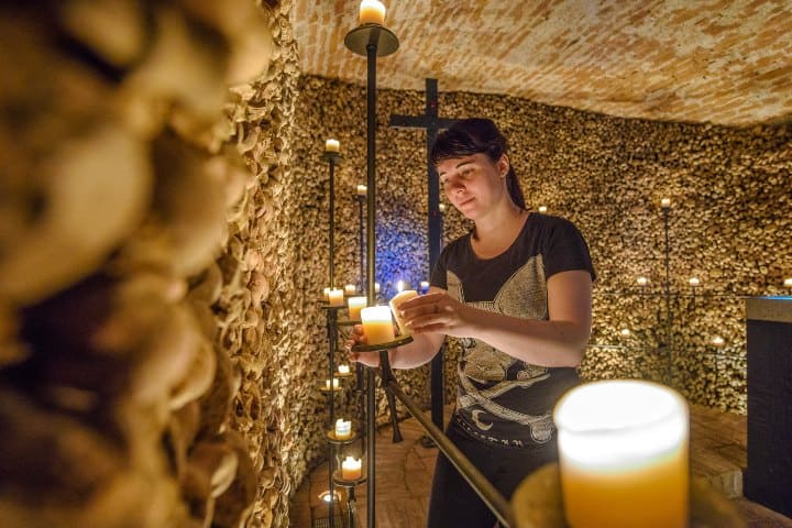 10. Visitantes bajando al Osario de Brno. Foto - Brněnské podzemí: Kostnice u sv. Jakuba (Facebook)