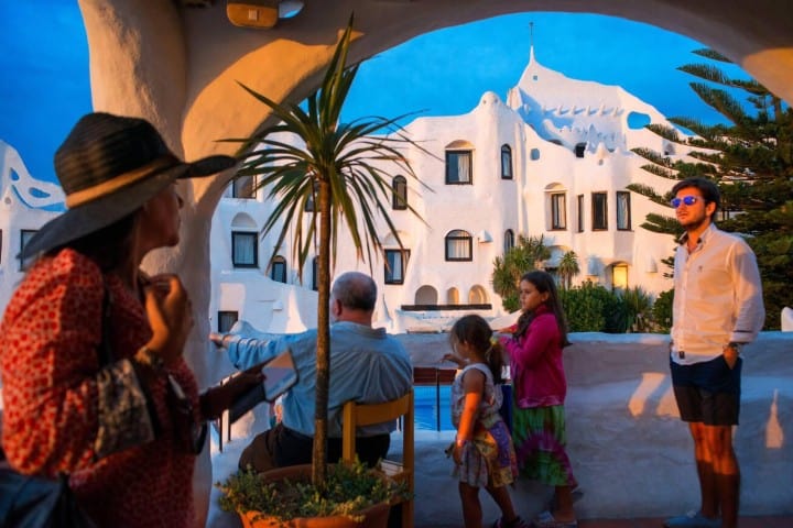10. Huéspedes en los miradores en Casapueblo. Foto - Alamy