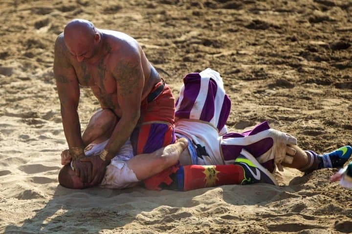 10. Jugador sometiendo a otro en el Calcio Florentino. Foto - Alamy