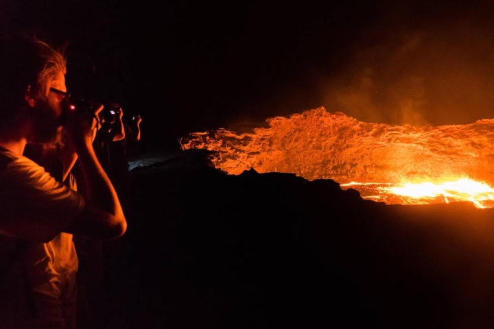 11. Visitantes en el volcán "Erta Ale". Foto - Alamy