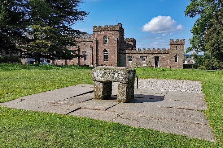 11. Piedra del Destino en el Palacio de Scone. Foto - Wikimedia Commons