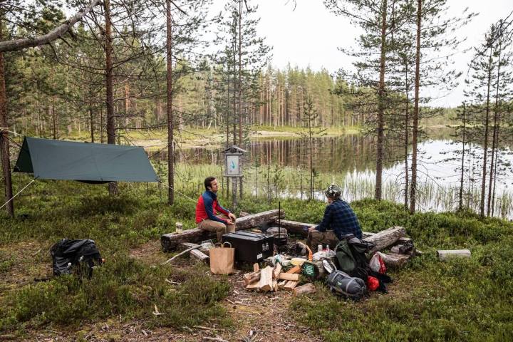 2. Personas acampando en el Parque Nacional Hossa. Foto - Alamy