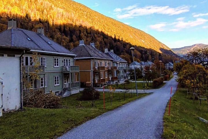 2. Casas en Rjukan cubiertas por las sombras de las montañas. Foto - @einangnatur (Instagram)