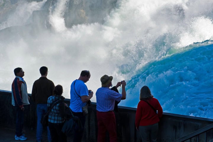 2. Visitantes mirando el agua de las Cataratas del Rin. Foto - Getty Images