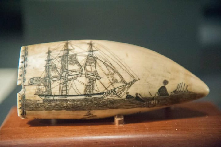 2. Pieza de scrimshaw en el Museo Ballenero de Massachusetts. Foto - Alamy