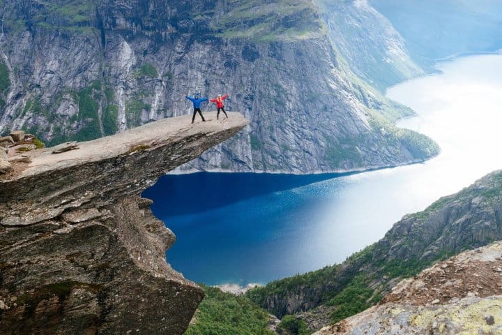 2. Senderistas en Trolltunga. Foto - Alamy