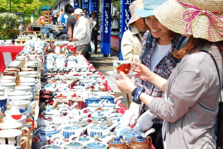 2. Mujeres mirando cerámica en Arita. Foto - Kyushu y Tokio
