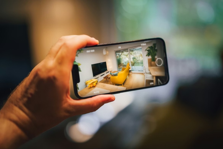 2. Persona tomando fotos de sala de estar. Foto - Jakub Żerdzicki (Unsplash)