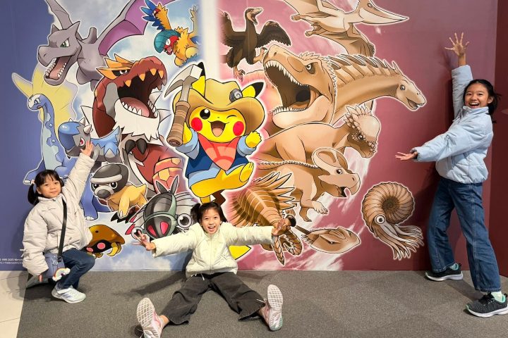 2. Niñas en Pokémon Fossil Museum en Japón. Foto - Kenji Patacsil (Facebook)