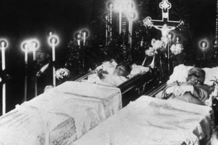 2. Archiduque Francisco Fernando y su esposa Sofía en una ceremonia fúnebre en 1914. Foto - Alamy