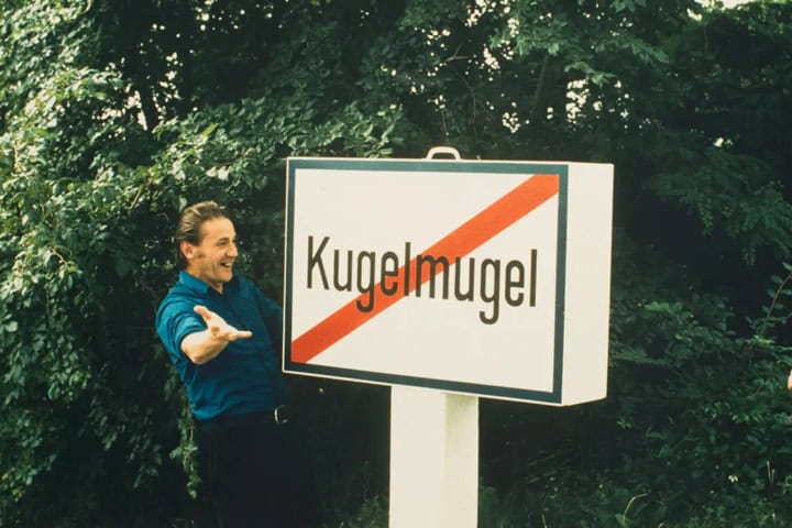 3. Edwin Lipburger con cartel de la República de Kugelmugel. Foto - Arquitectura y Diseño