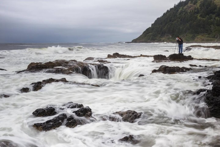3. Fotógrafo a un lado del Pozo de Thor. Foto - Alamy