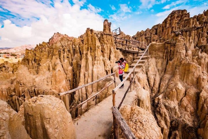 3. Viajera en el Valle de la Luna. Foto - Alamy