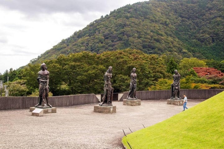 3. Esculturas en el Museo al Aire Libre de Hakone. Foto - Alamy